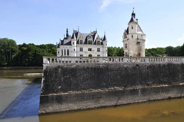 CHENONCEAU, FRANÇA - JUNHO, 2013 - Castelo do Vale do Loire, perto da aldeia de Chenonceaux. Foi construído em 15-16 século, uma mistura arquitetônica do final do gótico e início do Renascimento . — Fotografia de Stock