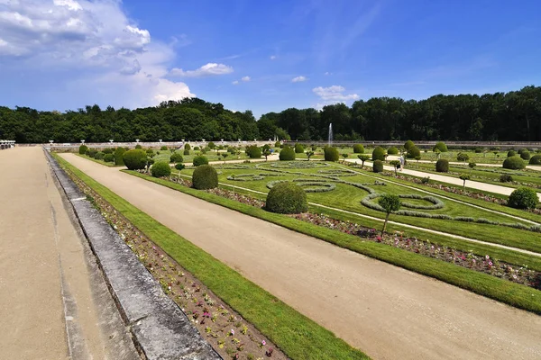 Chenonceau, Frankrike - juni 2013 - trädgård på Chateau de Chenonceau, Loiredalen slott nära byn av Chenonceaux. — Stockfoto