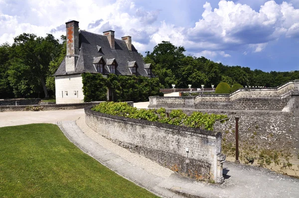 Chenonceau, Frankrike - juni 2013 - Loire Valley slott nära byn av Chenonceaux. Den byggdes i 15-16-talet, en arkitektonisk blandning av sena gotiska och tidig renässans. — Stockfoto