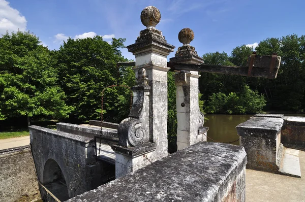 CHENONCEAU, FRANCE - JUNE,2013 - Garden at the Chateau de Chenonceau, Loire Valley castle near the village of Chenonceaux. — Stock Photo, Image