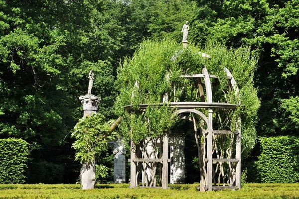Chenonceau, Frankrike - juni 2013 - trädgård på Chateau de Chenonceau, Loiredalen slott nära byn av Chenonceaux. — Stockfoto