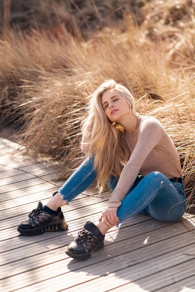 Vacker Naturlig Blond Ung Kvinna Casual Kläder Tillbringa Tid Utomhus — Stockfoto