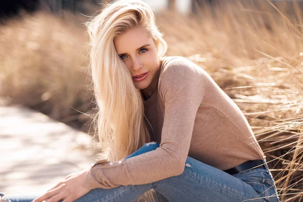 Schöne Natürliche Blonde Junge Frau Lässiger Kleidung Verbringt Zeit Freien — Stockfoto