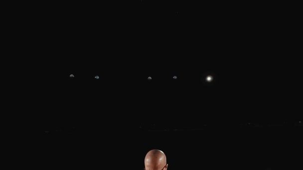 Музыкант Выступает Сцене Темноте Играет Акустической Гитаре Творческая Концепция Музыкальной — стоковое видео