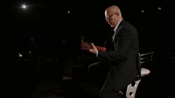 Een Muzikant Treedt Het Donker Hij Speelt Akoestische Gitaar Creatief — Stockvideo