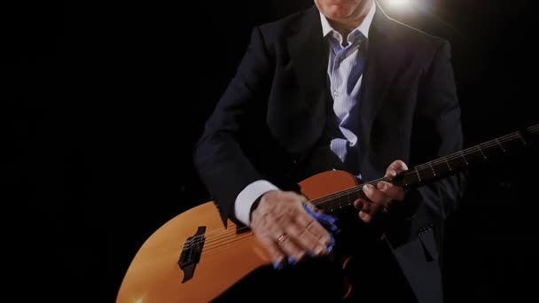 Musicien Costume Prépare Pour Représentation Sur Scène Essuie Guitare Acoustique — Video