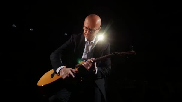 Takım Elbiseli Bir Müzisyen Sahne Performansı Için Hazırlanıyor Akustik Gitarı — Stok video