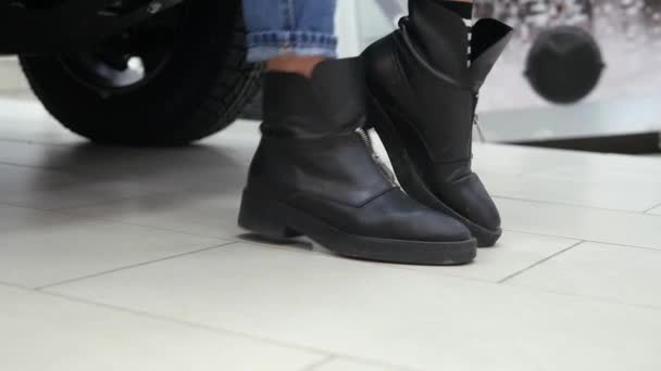 Pés Uma Rapariga Com Sapatos Baixos Couro Preto Dança Longo — Vídeo de Stock