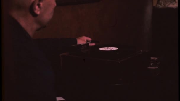 Een Oudere Man Speelt Een Vinylplaat Een Platenspeler Een Donkere — Stockvideo