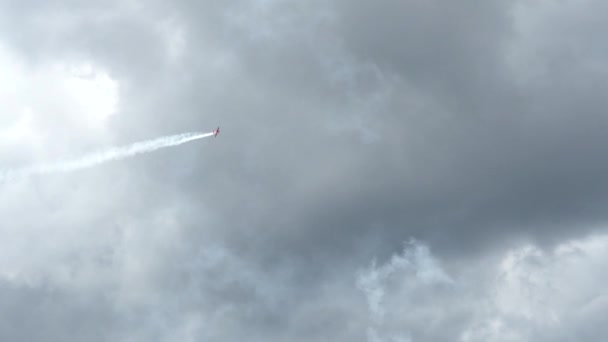 Mały Samolot Wykonuje Różne Pętli Rolki Inne Wyczyny Wysoko Nad — Wideo stockowe
