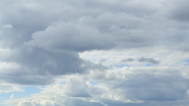 Petit Avion Fait Différentes Boucles Rouleaux Autres Exploits Dessus Ville Vidéo De Stock