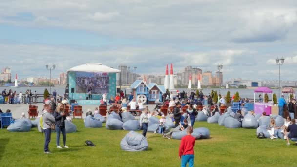 Kazan Rusland 2019 Stadsfestival Zijn Veel Mensen Kade Een Warme — Stockvideo