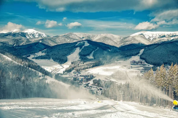 Dağlarda, kar topu yapay kar kayak