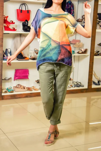 Chica con estilo en una tienda de ropa, una chica en pantalones — Foto de Stock