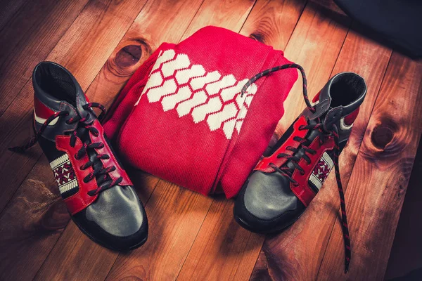 Buty męskie czerwone na podłoże drewniane — Zdjęcie stockowe