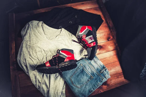 Mannen kleding, rode sneakers op een houten achtergrond, — Stockfoto