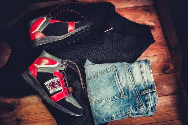 Mannen kleding, rode sneakers op een houten achtergrond, — Stockfoto