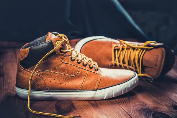 Yellow men's shoes on a wooden background — Stock Photo, Image