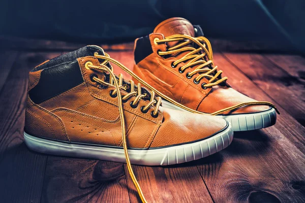 Chaussures jaunes pour hommes sur fond de bois — Photo