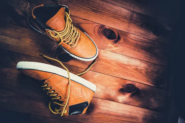 Gele mannen schoenen op een houten achtergrond — Stockfoto