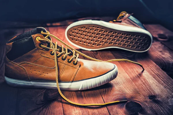 Sapatos masculinos amarelos em um fundo de madeira — Fotografia de Stock