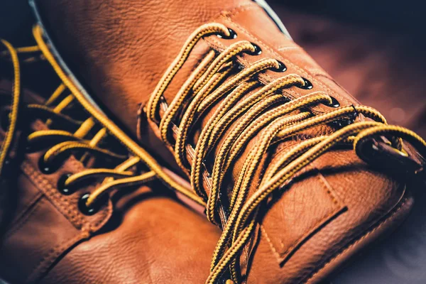 Żółte buty męskie na podłoże drewniane — Zdjęcie stockowe