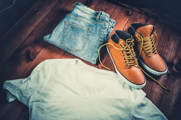Odzież męska żółte buty do biegania na podłoże drewniane — Zdjęcie stockowe