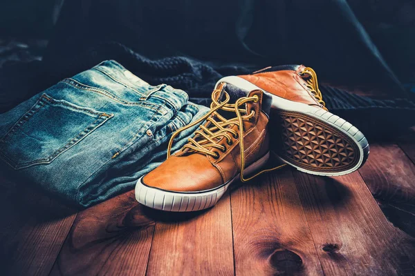 Mannen kleding geel loopschoenen op een houten achtergrond — Stockfoto