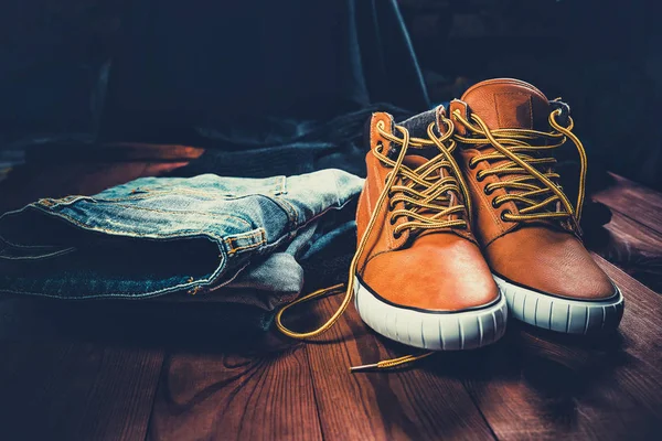 Mannen kleding geel loopschoenen op een houten achtergrond — Stockfoto