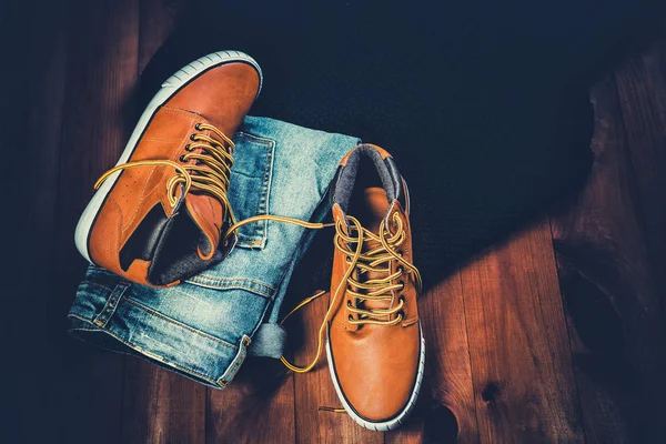 Mannen kleding geel loopschoenen op een houten achtergrond — Stockfoto