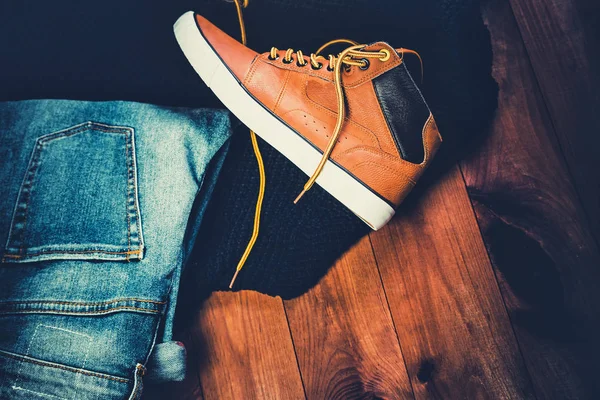 Mannen kleding geel loopschoenen op een houten achtergrond — Stockfoto