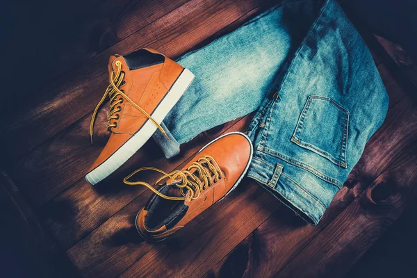 Odzież męska żółte buty do biegania na podłoże drewniane — Zdjęcie stockowe