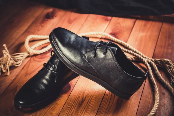 Czarne skórzane męskie buty na podłoże drewniane — Zdjęcie stockowe