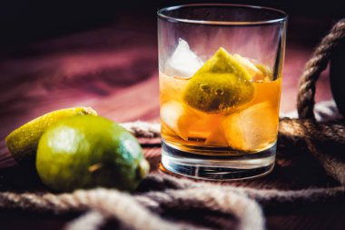 Bir şişe viski, ROM, brendi, bir ahşap zemin üzerine kireç