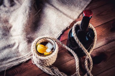 Bir şişe viski, ROM, brendi, bir ahşap zemin üzerine kireç