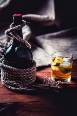 Bir şişe viski, ROM, brendi, bir ahşap zemin üzerine kireç