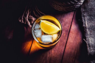 Bir şişe viski, ROM, brendi, bir ahşap zemin üzerine kireç