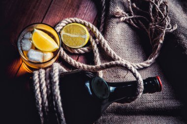 Bir şişe viski, ROM, brendi, bir ahşap zemin üzerine kireç