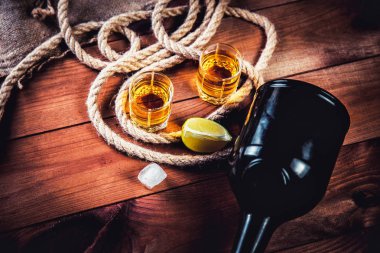 Bir şişe viski, ROM, brendi, bir ahşap zemin üzerine kireç