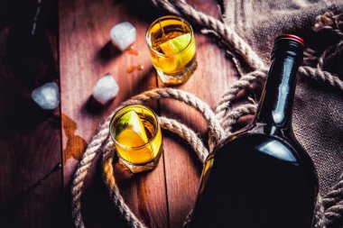 Bir şişe viski, ROM, brendi, bir ahşap zemin üzerine kireç