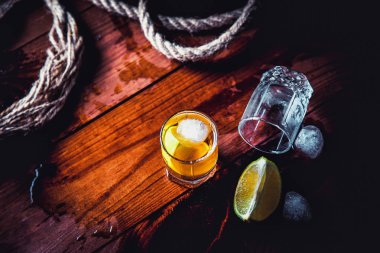 Bir şişe viski, ROM, brendi, bir ahşap zemin üzerine kireç