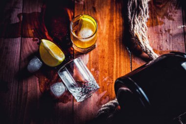 Bir şişe viski, ROM, brendi, bir ahşap zemin üzerine kireç