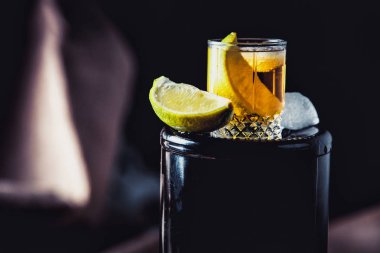 Bir şişe viski, ROM, brendi, bir ahşap zemin üzerine kireç