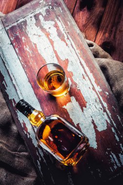 viski şişe ve cam ahşap antika arka plan üzerinde