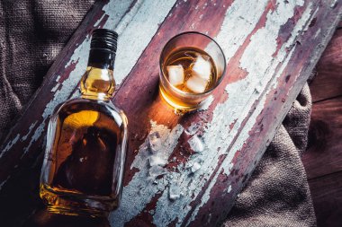 viski şişe ve cam ahşap antika arka plan üzerinde