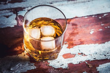 viski şişe ve cam ahşap antika arka plan üzerinde