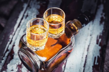 viski şişe ve cam ahşap antika arka plan üzerinde
