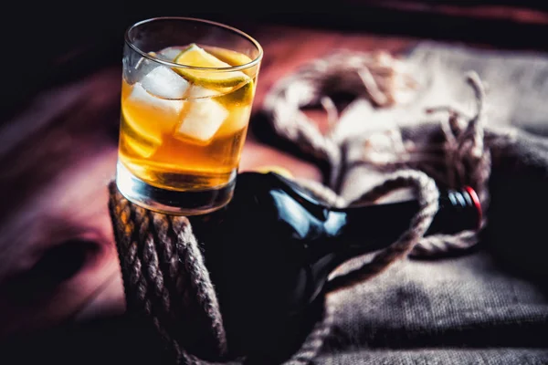 Bir şişe viski, ROM, brendi, bir ahşap zemin üzerine kireç — Stok fotoğraf