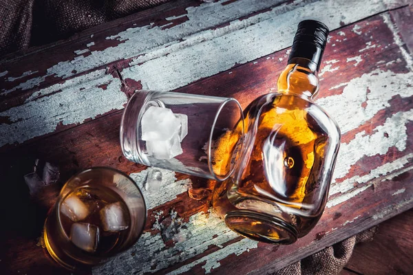 Viski şişe ve cam ahşap antika arka plan üzerinde — Stok fotoğraf