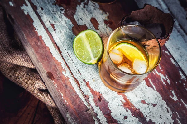 Rum mit Kalk und Eis im Laderaum eines Piratenschiffs — Stockfoto